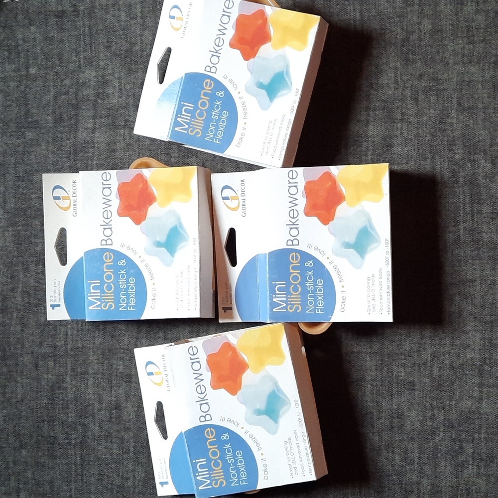 Globe Décor Mini Silicone Bakeware Set 4 Star Shaped Mold Baking Freezing NIB